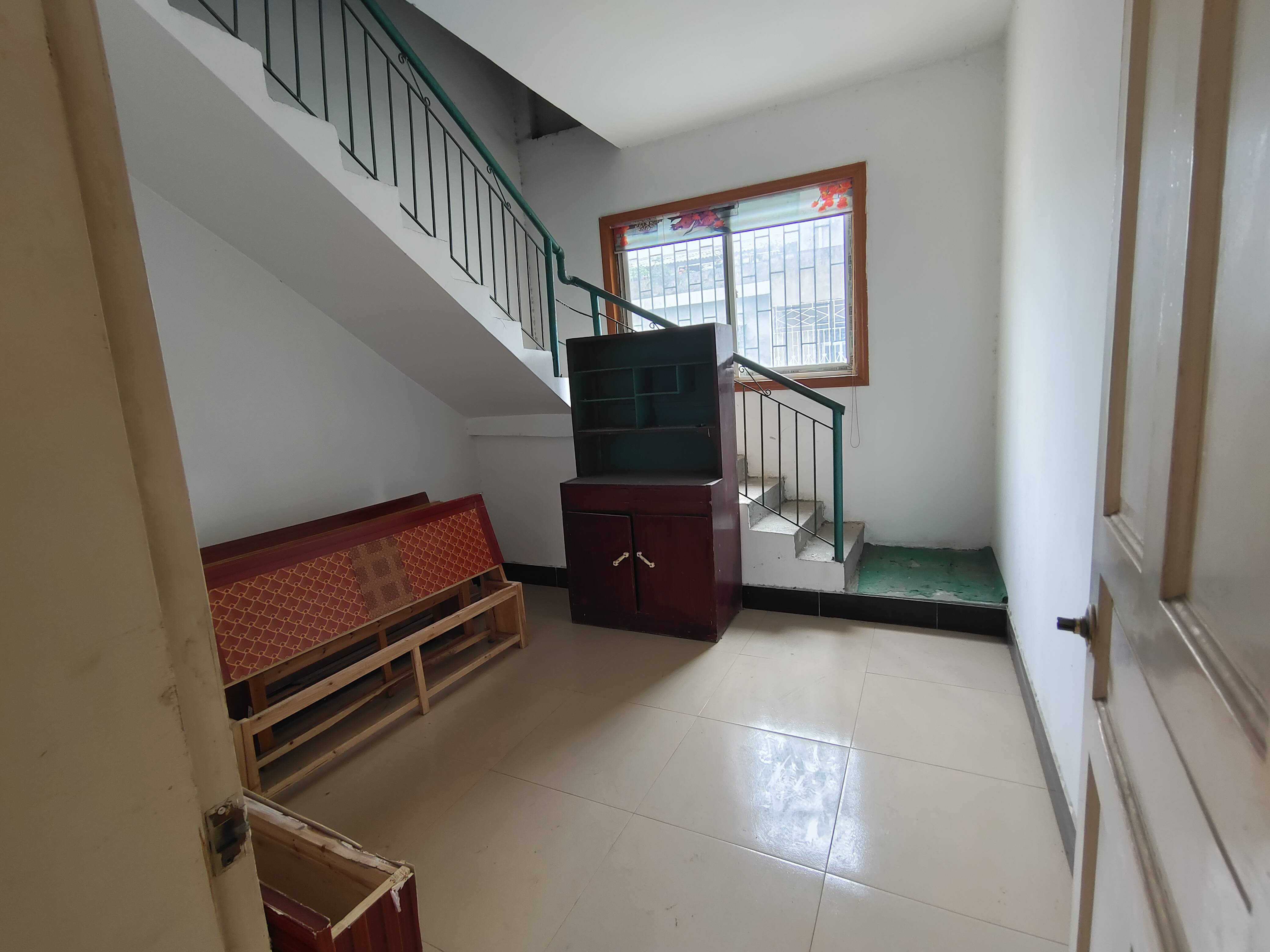 吴庄高桥小区自建房2列半3层，374平，屋内简装。带后院，厨房另外做的。门口路宽好走。有房产证。出行非常方便，售65万。