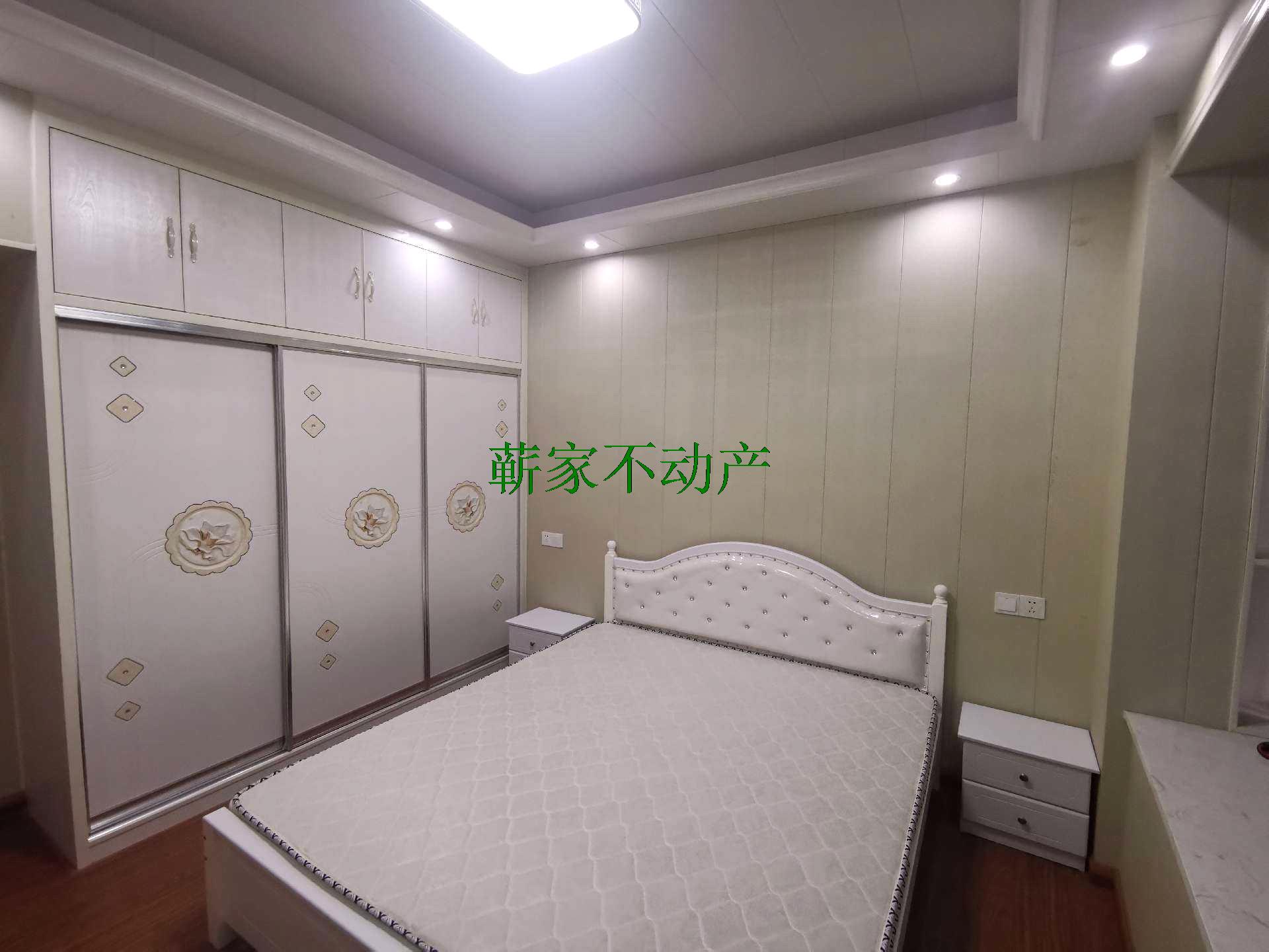 实晓对面精装3室2厅1卫家具家电齐全拎包入住看房方便包物业