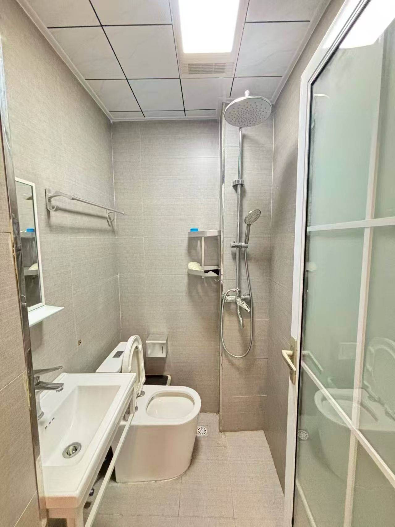 信达步行街，三室两厅两卫，118平方，全新装修，证满五年，支持按揭，售价：46.8万。紧挨大中华出行方便。就读一小。