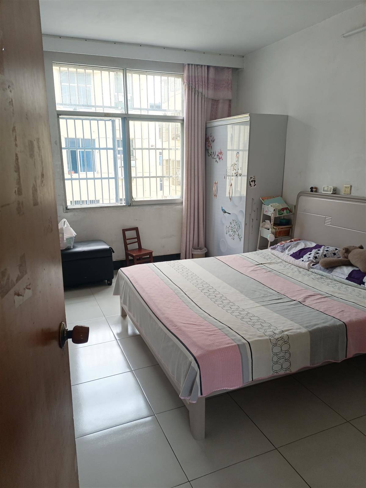 降价急售，教师公寓三房两厅一卫108平，5楼，边套三面采光，拎包入住，16.8万。特价房源。