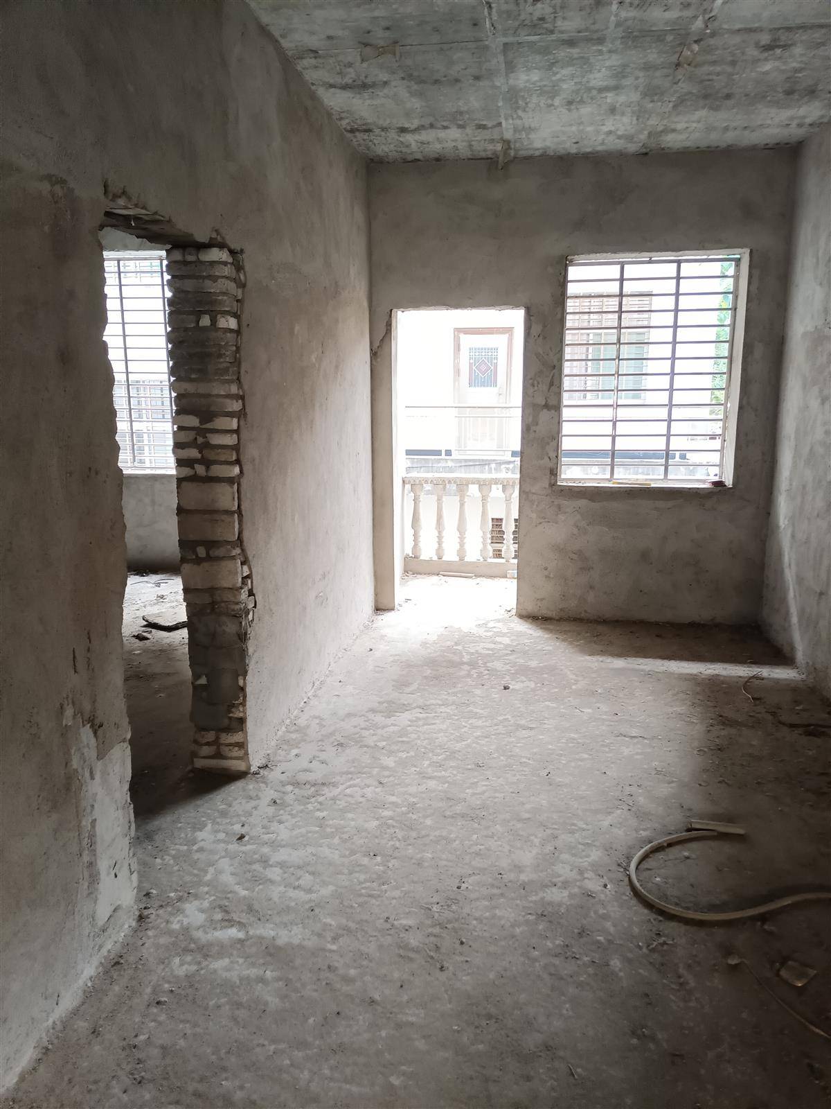 降价出售，何大湾自建房毛坯，两节半三层450平，东南朝向，老证在手，有钥匙可看房，售58万。