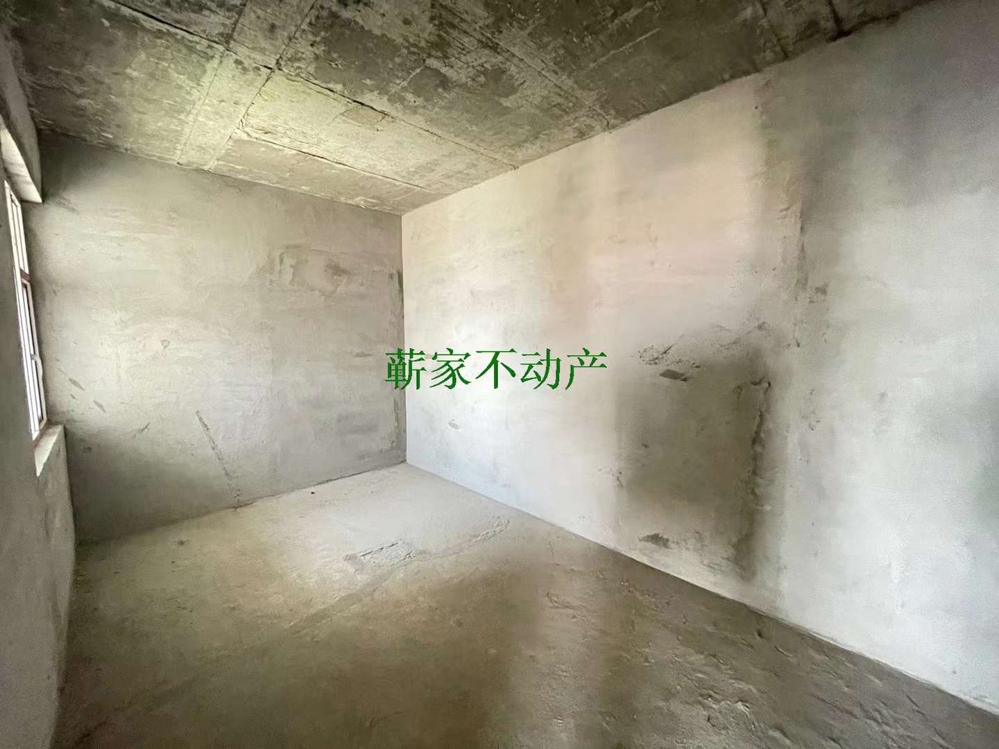 中央城110平毛坯三房一卫，电梯房，好楼层52万，证件齐全，可按揭