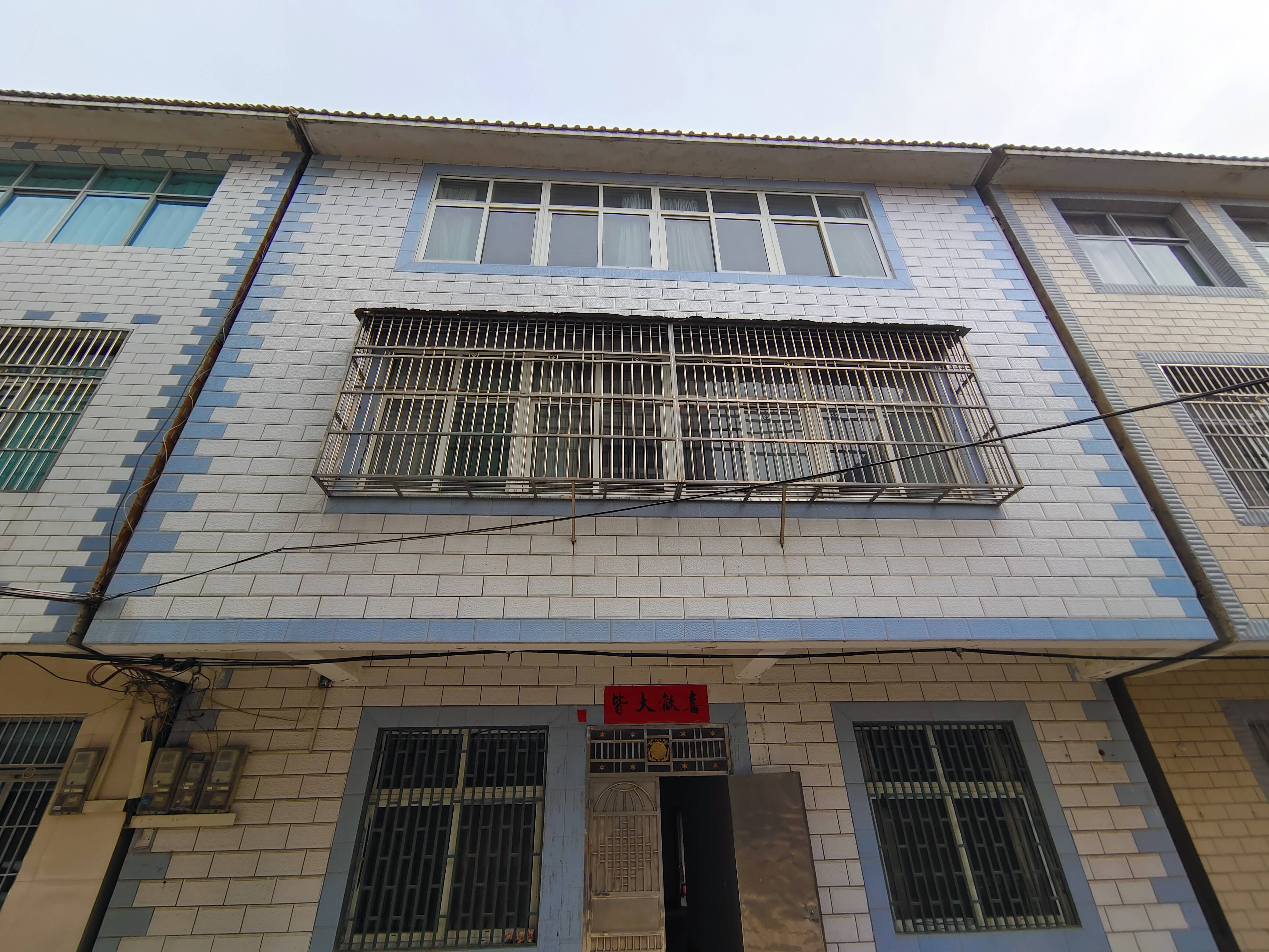 吴庄高桥小区自建房2列半3层，374平，屋内简装。带后院，厨房另外做的。门口路宽好走。有房产证。出行非常方便，售65万。