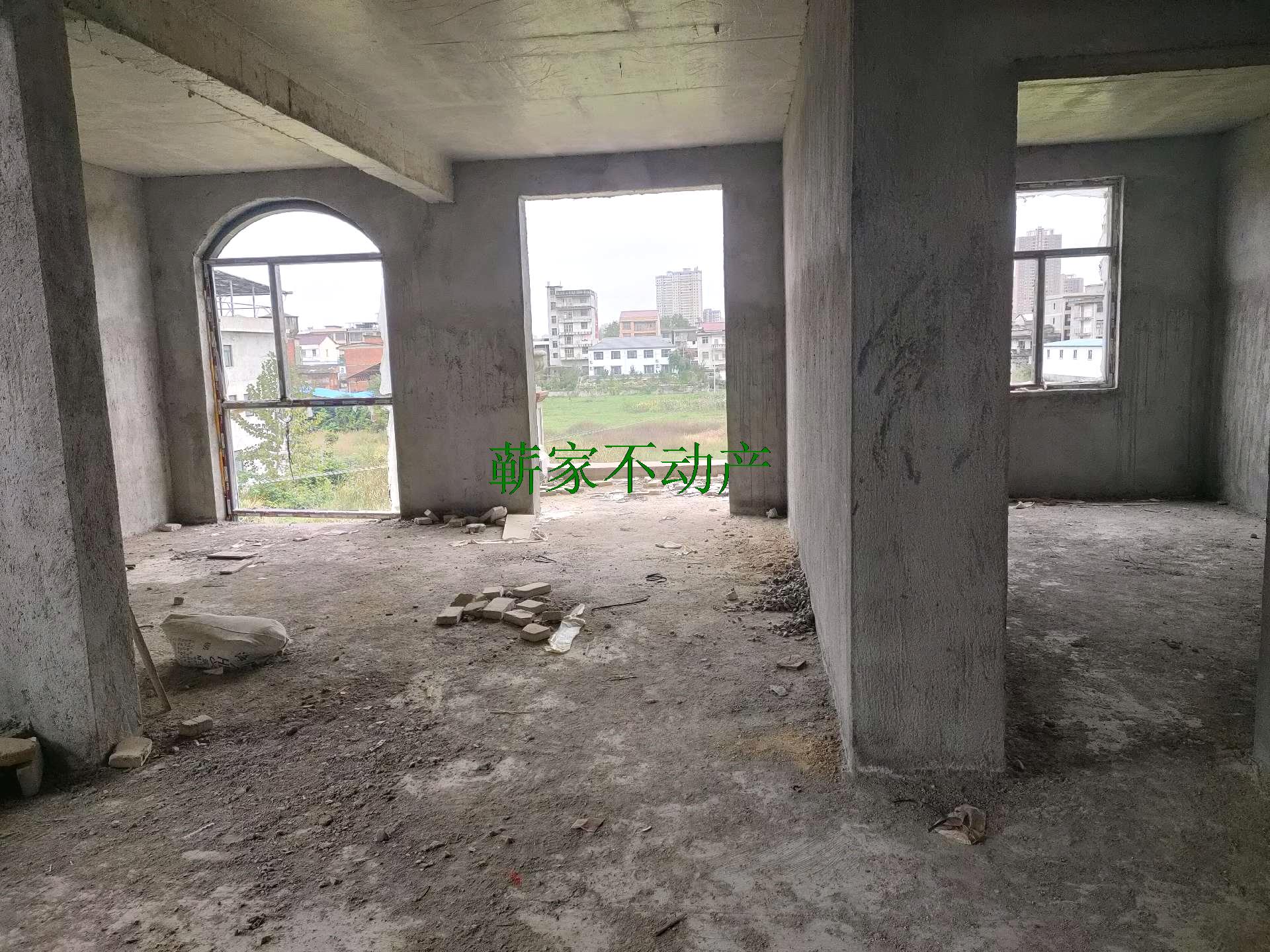 西驿大桥附近自建房3列4层进出路方便可以看房