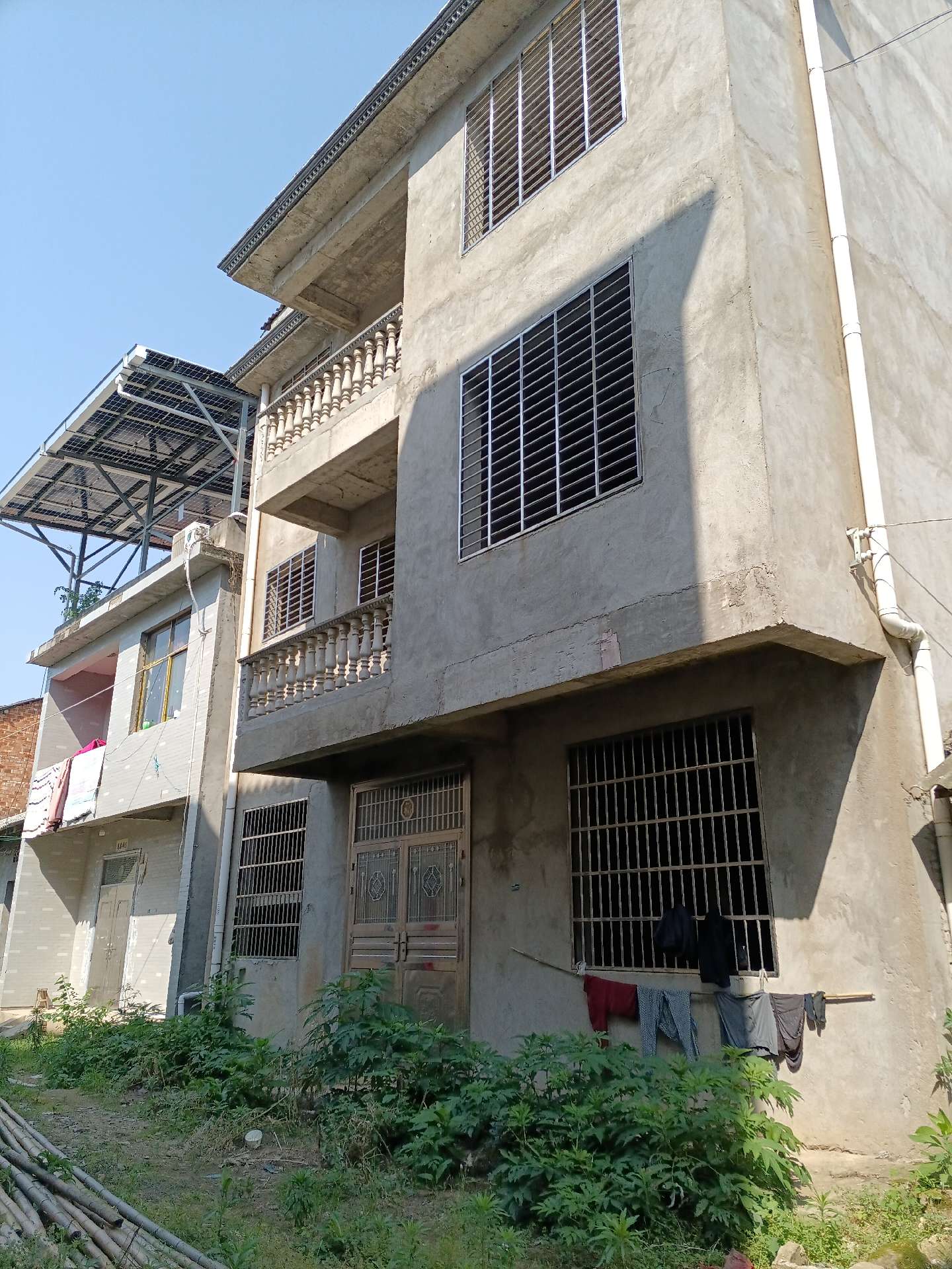 降价出售，何大湾自建房毛坯，两节半三层450平，东南朝向，老证在手，有钥匙可看房，售58万。