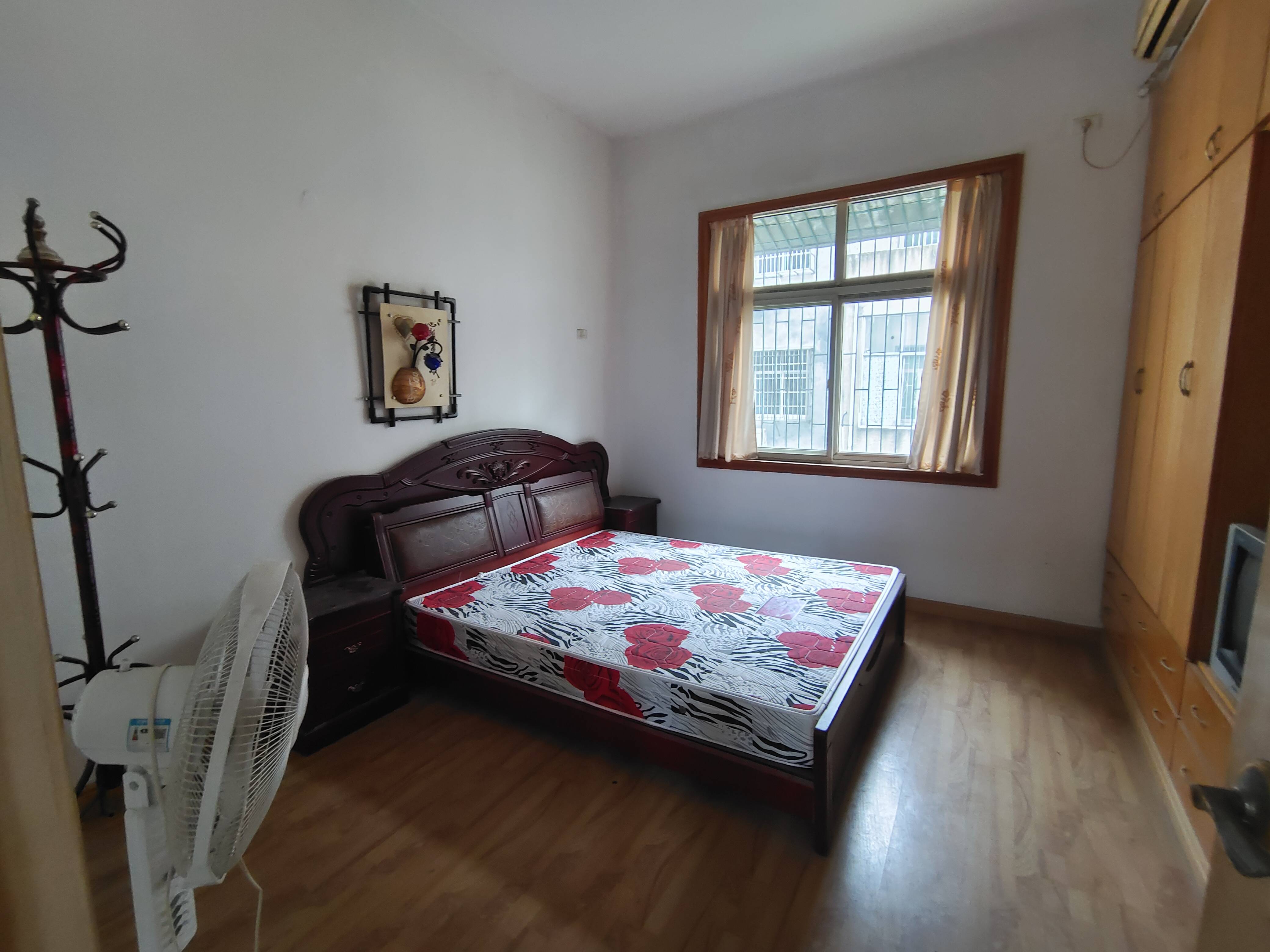 吴庄高桥小区自建房2列半3层，374平，屋内简装。带后院，厨房另外做的。门口路宽好走。有房产证。出行非常方便，售65万。