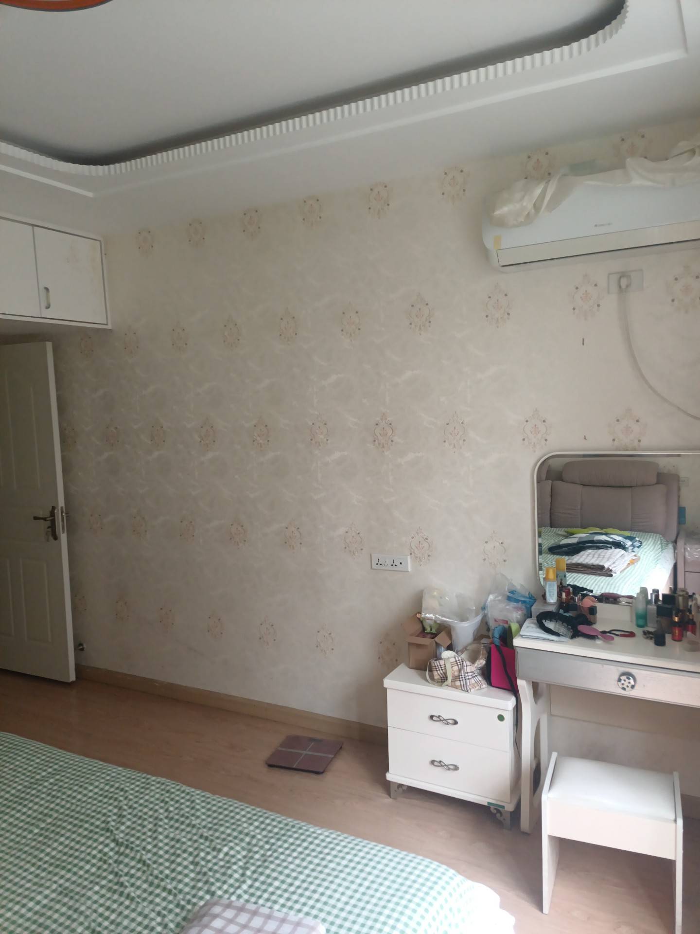 美景新城步梯房,精装2房92.56平，好楼层，拎包入住，证满五年支持按揭，售价34万。出行方便。