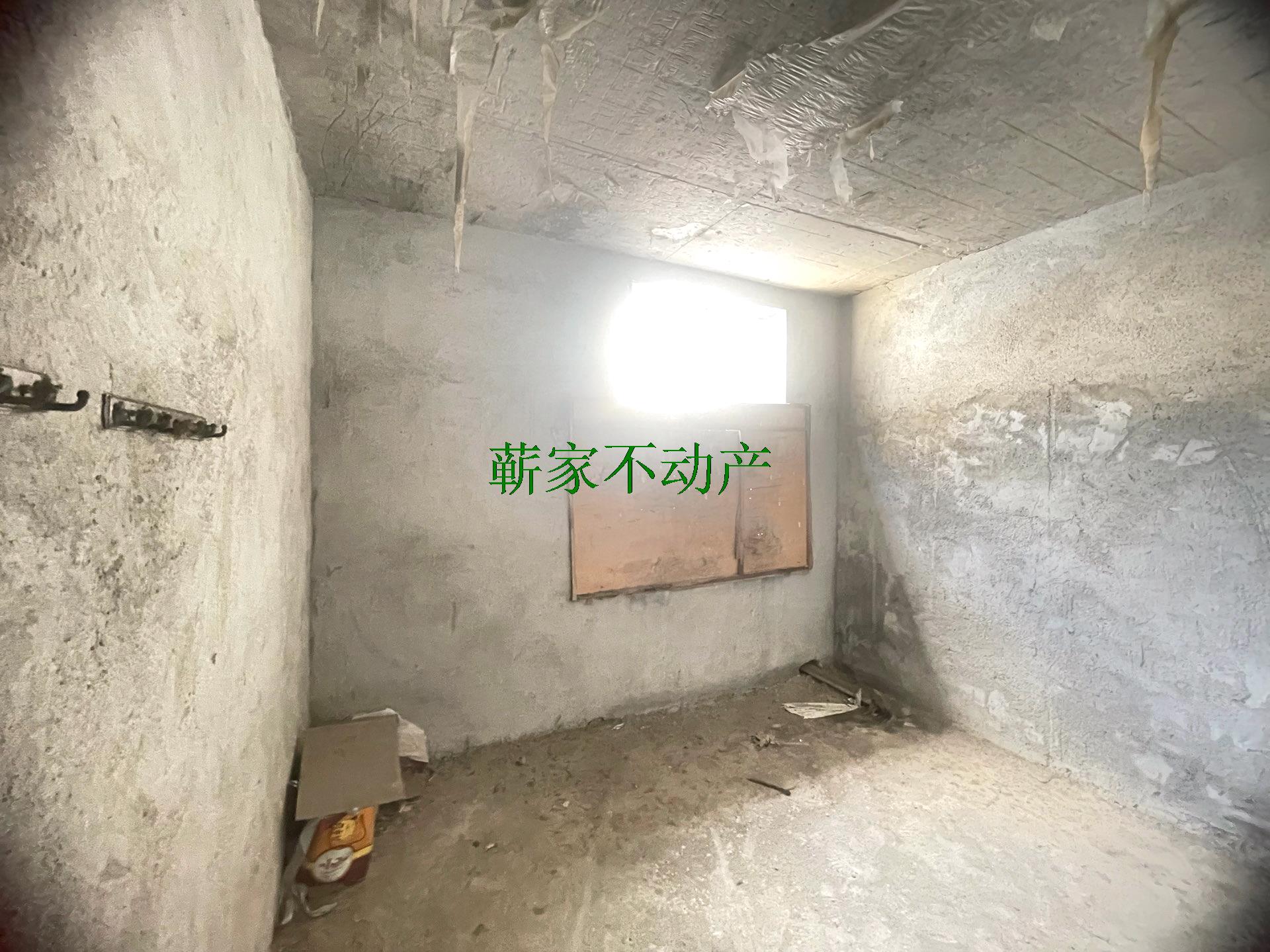 四路红绿灯附近四室两厅南北通透现浇房每平单价1700元