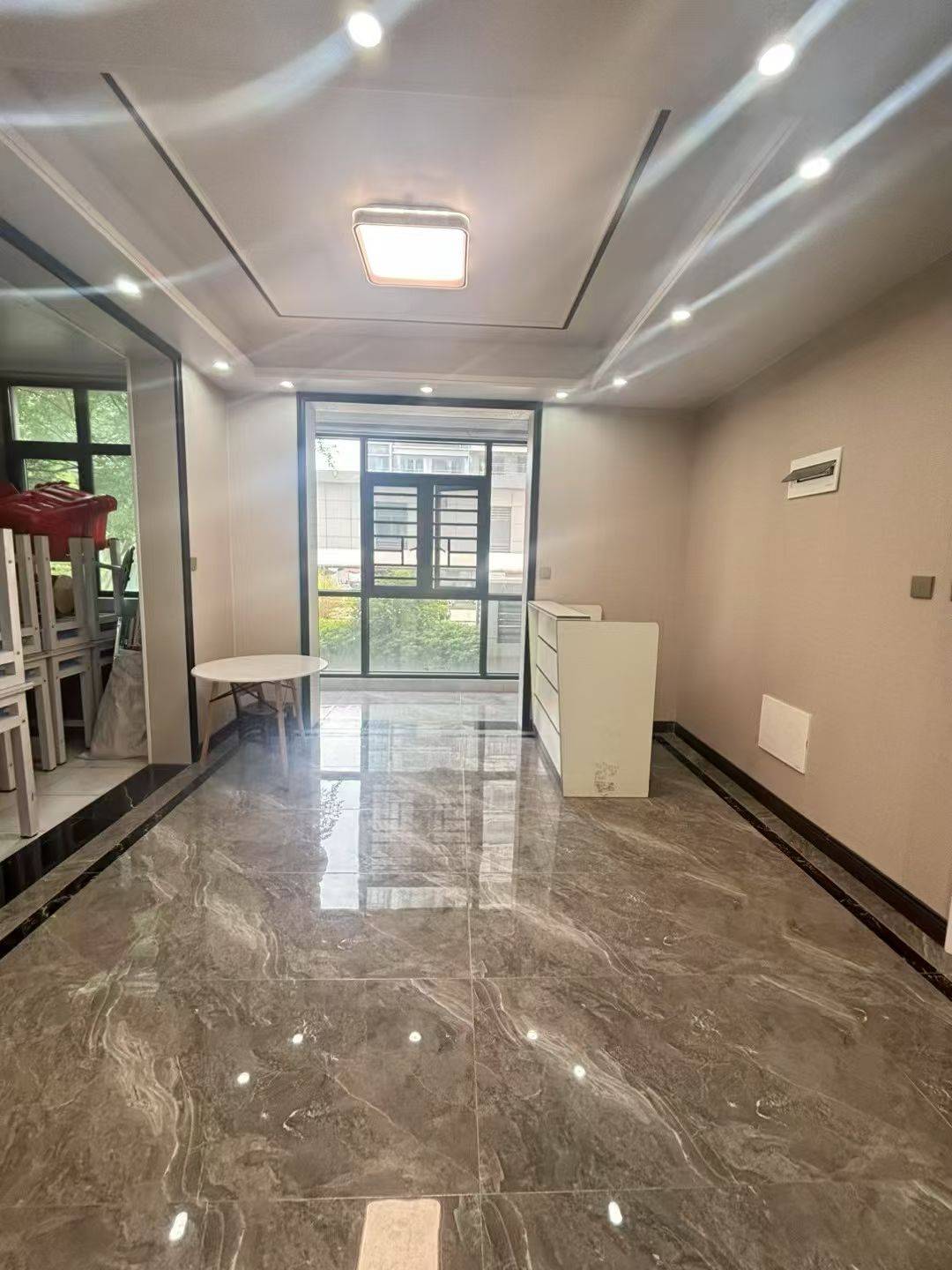 香榭水岸，三室两厅两卫双阳台，精装修未入住，130.28平方，证满两年，支持按揭，售价：63.8万。