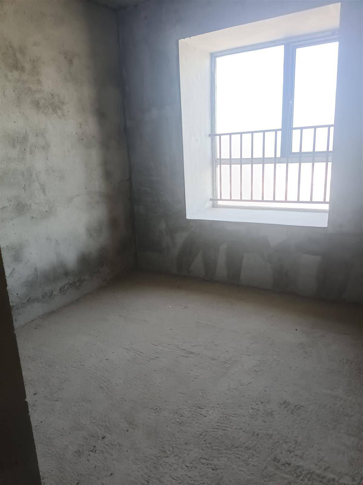 嘉华智慧城，边套毛坯122.73平，三房两厅两卫双阳台，证满两年支持按揭，52万，好楼层。出行方便，交通便利。