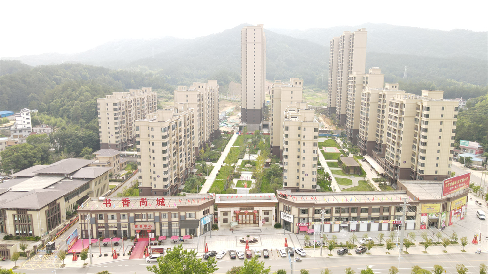 书香尚城6月工程进度：二期小区园林绿化施工中！
