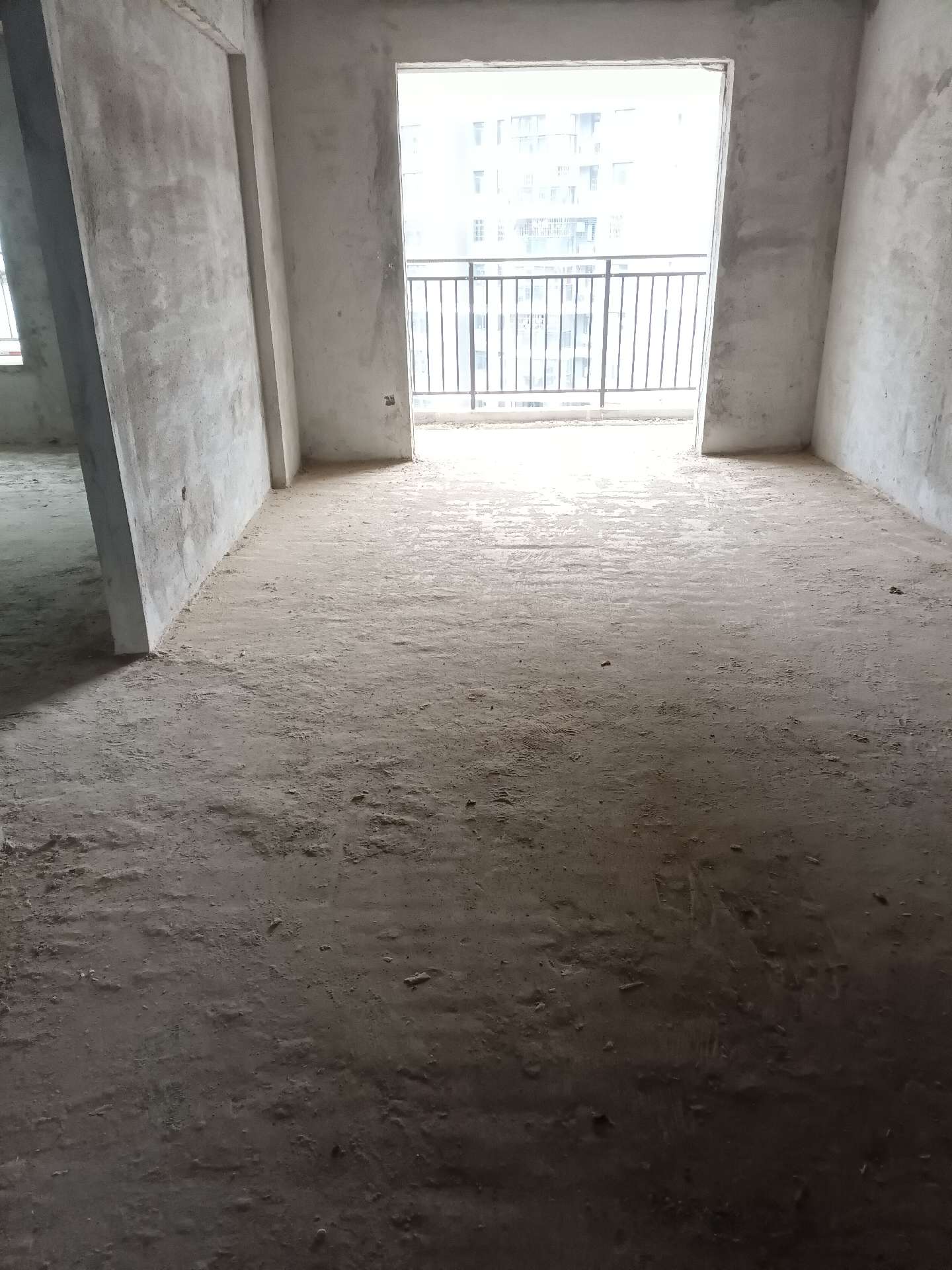 亏本急售，蕲阳新区商品房，2房2厅1卫，87.79平两房可改三房好楼层，东南朝向，有钥匙，出售34.5万。隔壁就是思源。