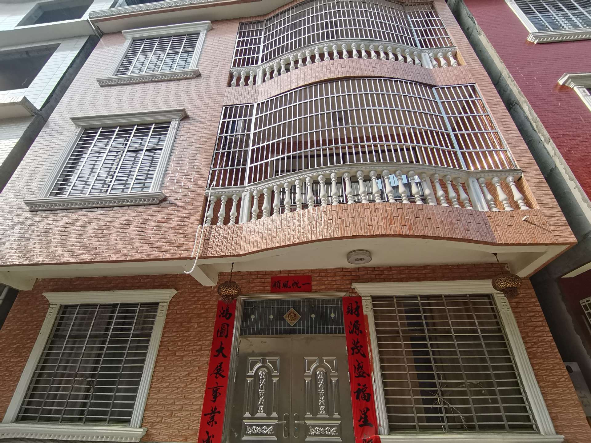 实验中学附近自建房，进出路好走，190万，有证可按揭，精装修