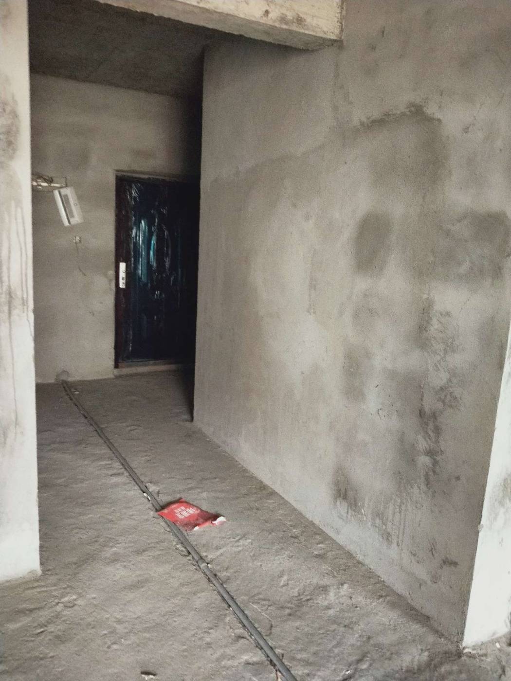 降价急售，蕲河金岸商品房毛坯，3房2厅1卫98平，好楼层，另有赠送面积，证满五年，有钥匙可看房，售价28万。