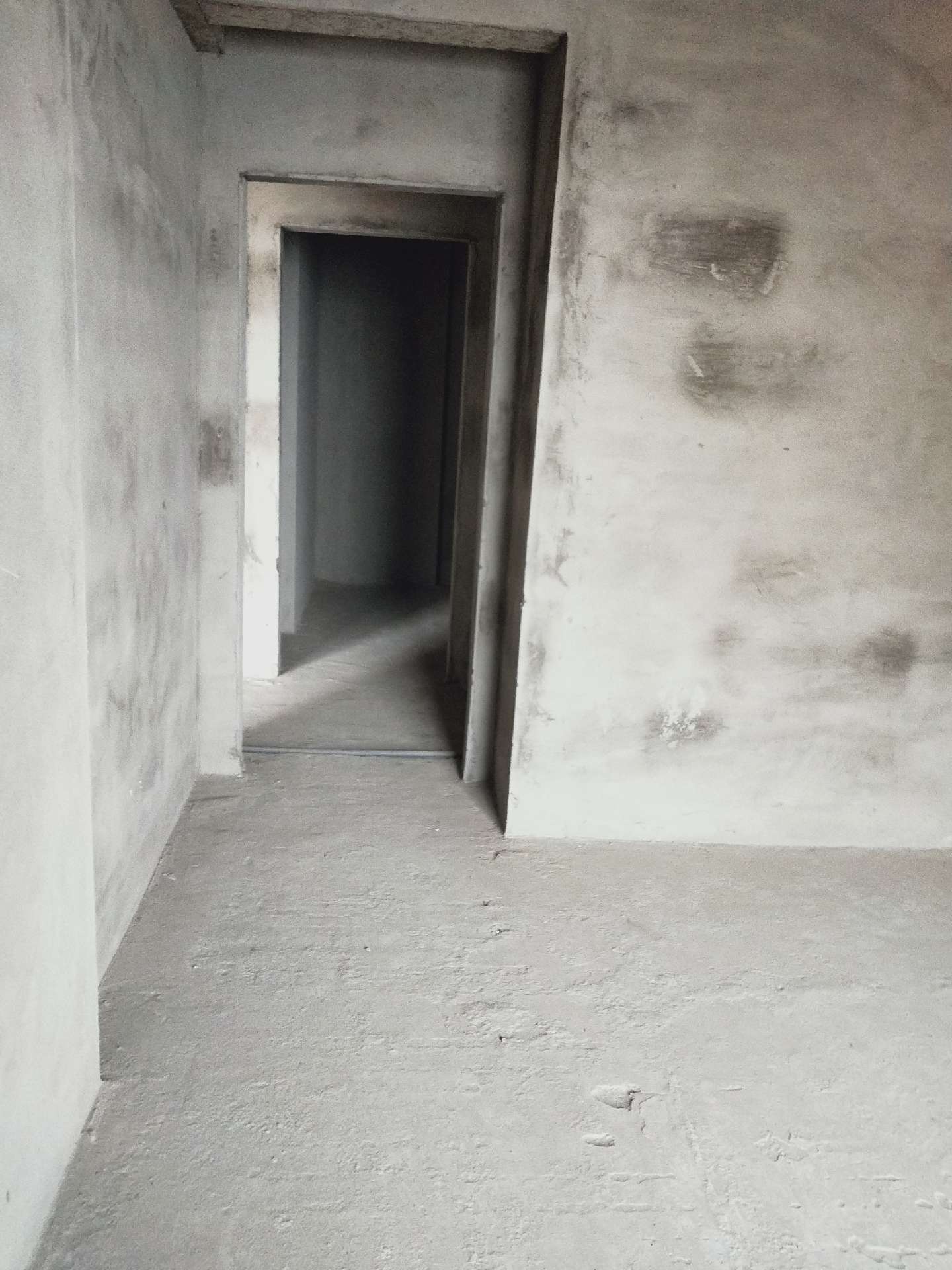 降价急售，蕲河金岸商品房毛坯，3房2厅1卫98平，好楼层，另有赠送面积，证满五年，有钥匙可看房，售价28万。