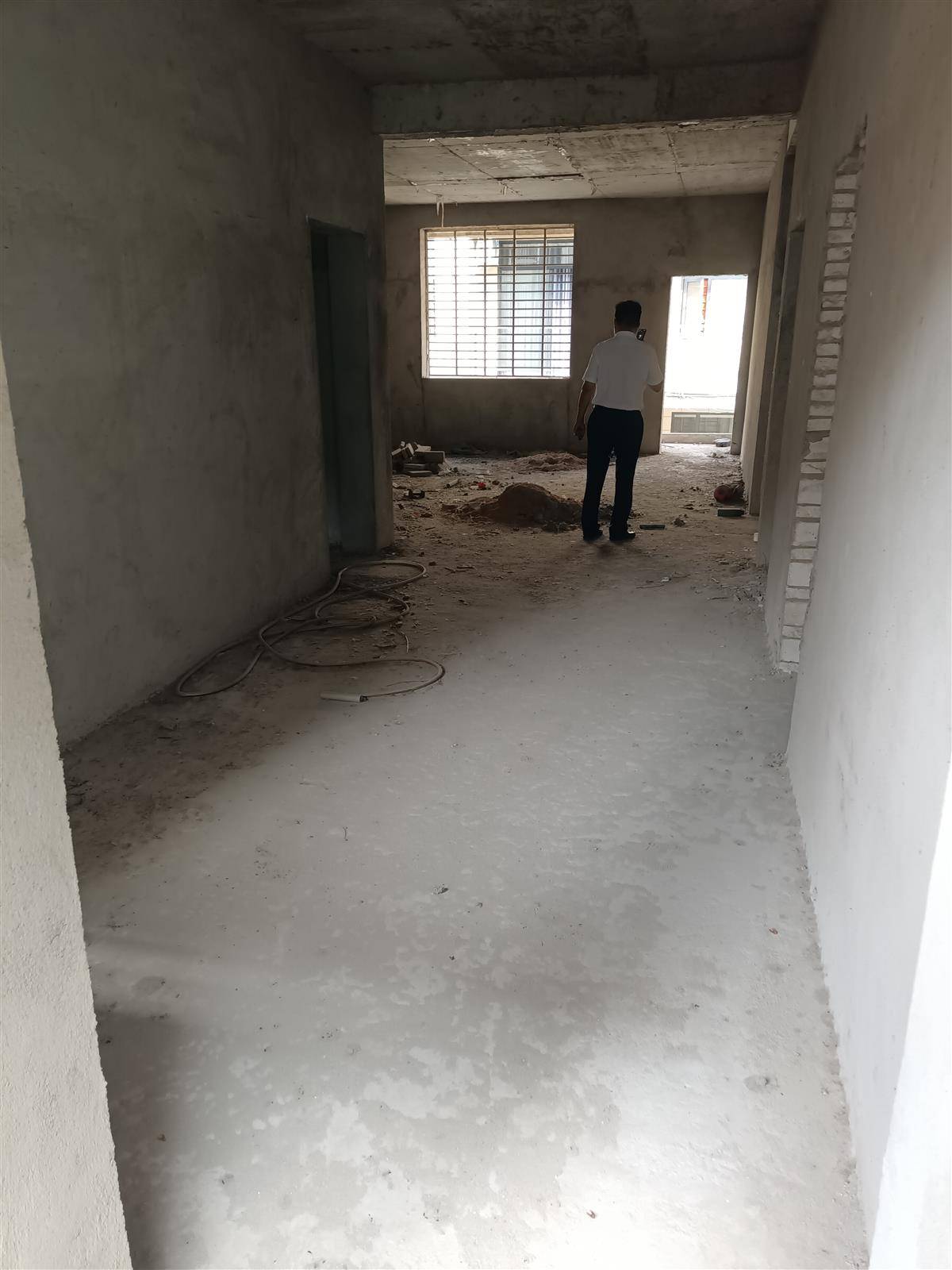 降价出售，何大湾自建房毛坯，两节半三层450平，东南朝向，老证在手，有钥匙可看房，售58万。