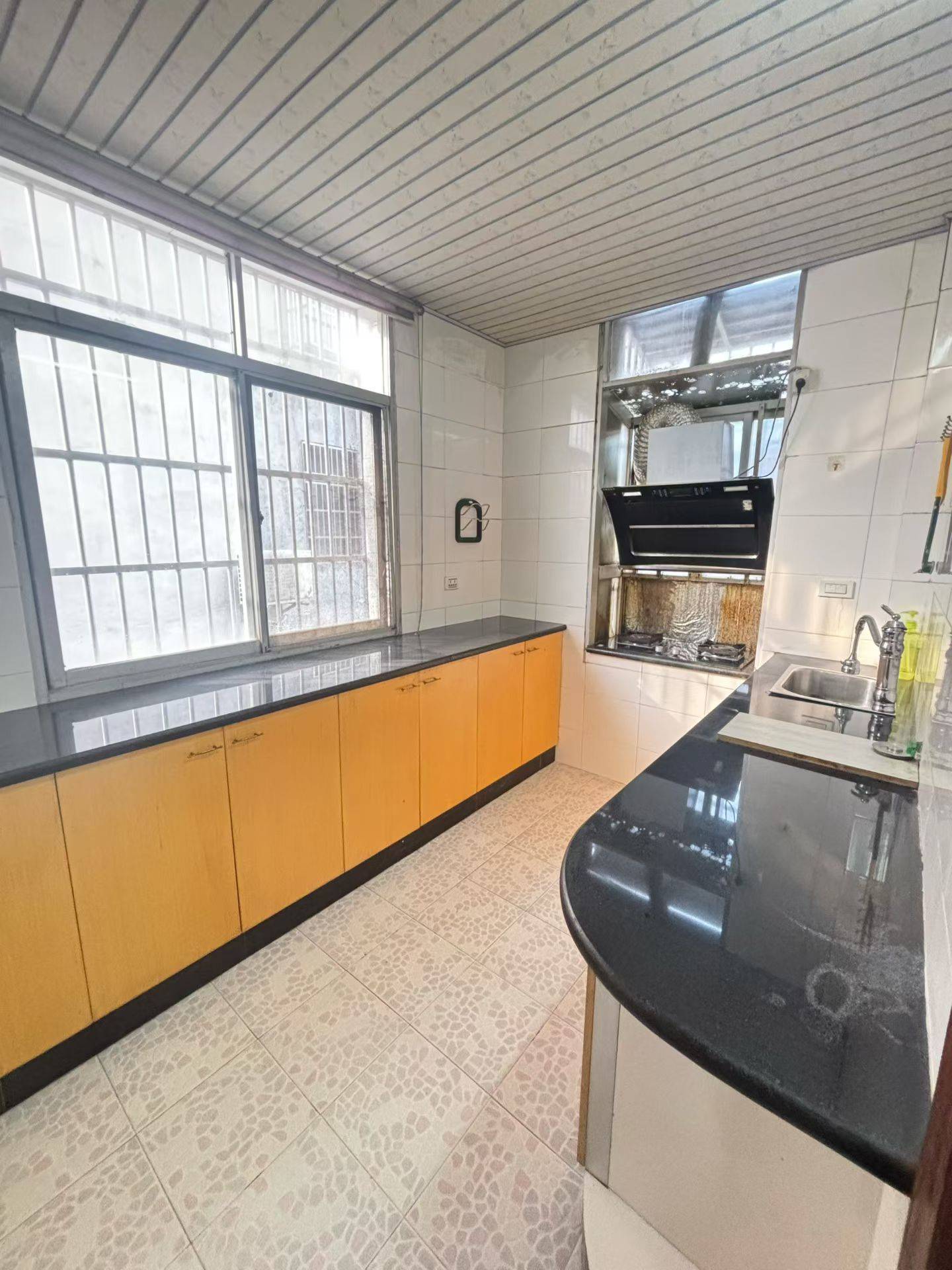 二路县委附近，三室两厅一卫，134平方，好楼层，房子保养的很好，有证可按揭，售价：25.8万包过户。