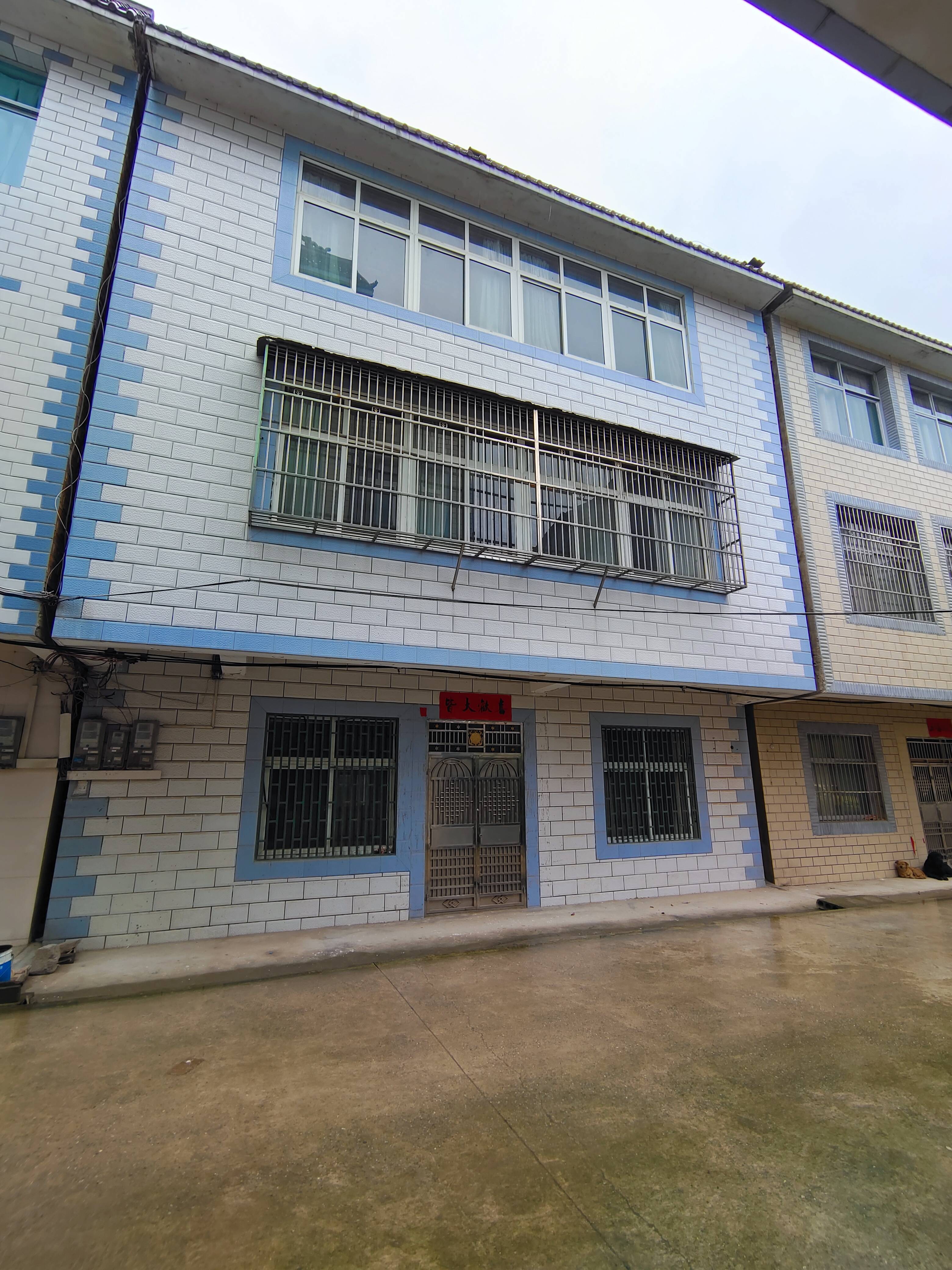 吴庄高桥小区自建房2列半3层，374平，屋内简装。带后院，厨房另外做的。门口路宽好走。有房产证。出行非常方便，售65万。