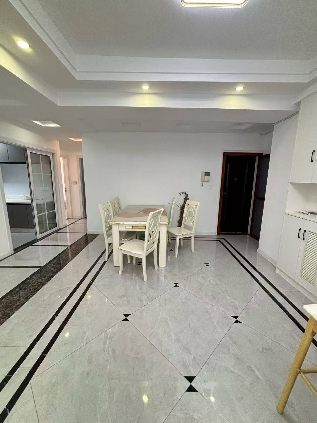 信达步行街，三室两厅两卫，118平方，全新装修，证满五年，支持按揭，售价：46.8万。紧挨大中华出行方便。就读一小。