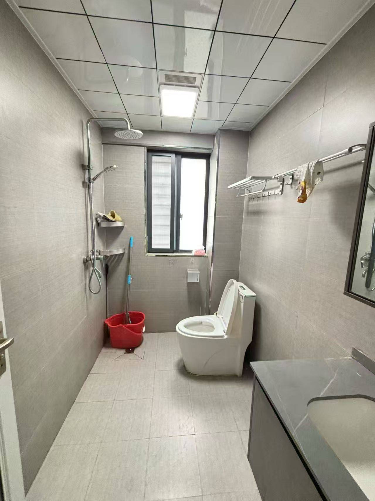 信达步行街，三室两厅两卫，118平方，全新装修，证满五年，支持按揭，售价：46.8万。紧挨大中华出行方便。就读一小。