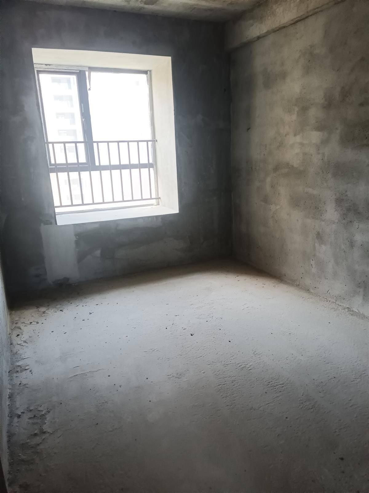 嘉华智慧城，边套毛坯122.73平，三房两厅两卫双阳台，证满两年支持按揭，52万，好楼层。出行方便，交通便利。