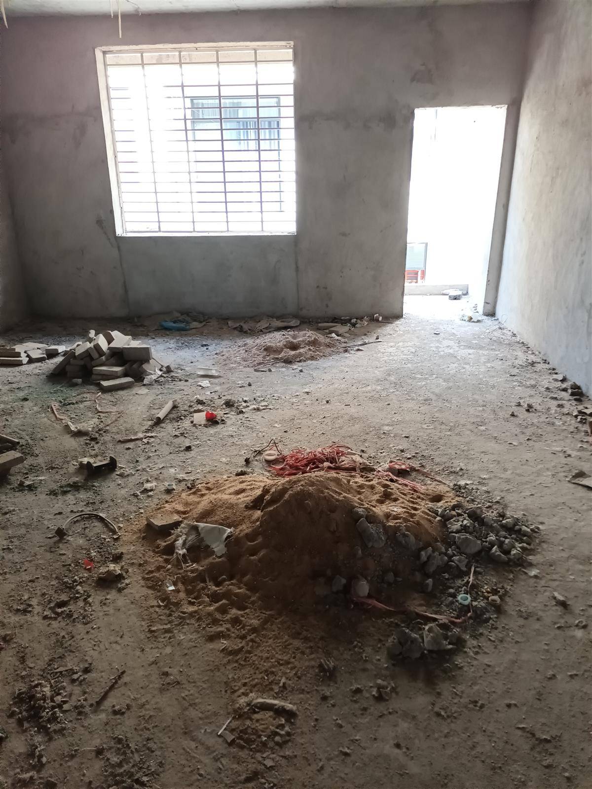 降价出售，何大湾自建房毛坯，两节半三层450平，东南朝向，老证在手，有钥匙可看房，售58万。