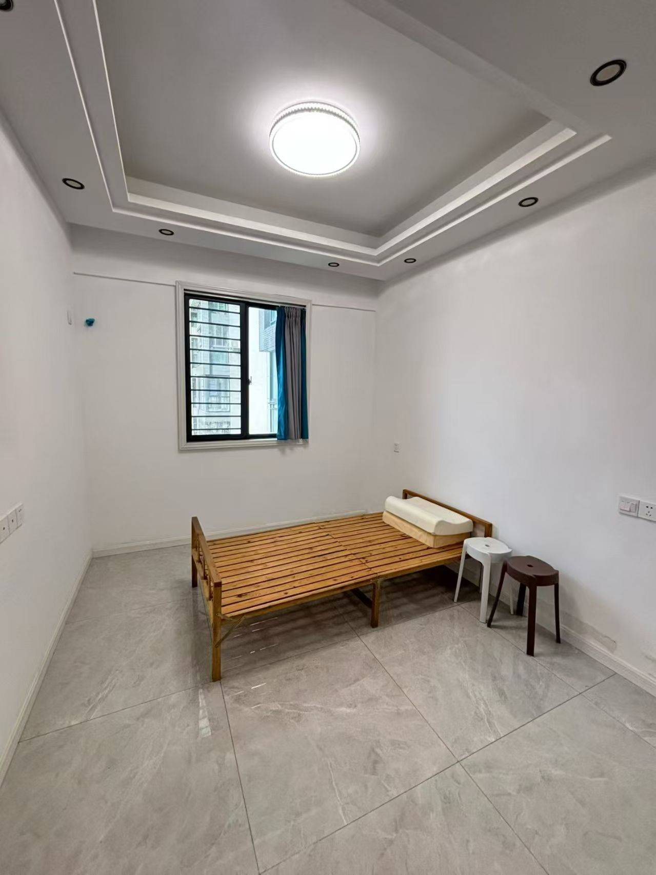 信达步行街，三室两厅两卫，118平方，全新装修，证满五年，支持按揭，售价：46.8万。紧挨大中华出行方便。就读一小。