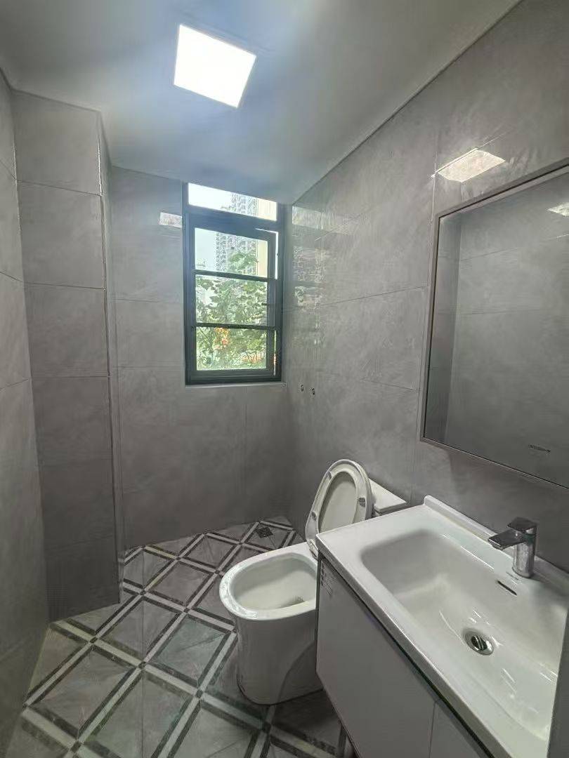 香榭水岸，三室两厅两卫双阳台，精装修未入住，130.28平方，证满两年，支持按揭，售价：63.8万。