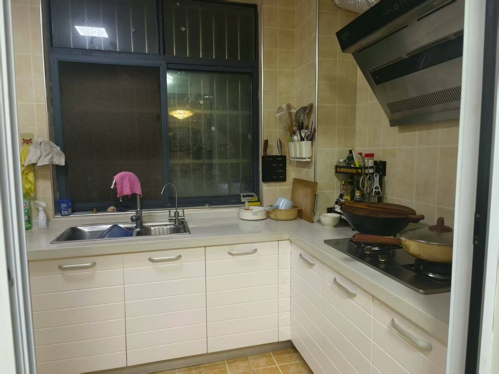 美景新城步梯房,精装2房92.56平，好楼层，拎包入住，证满五年支持按揭，售价34万。出行方便。