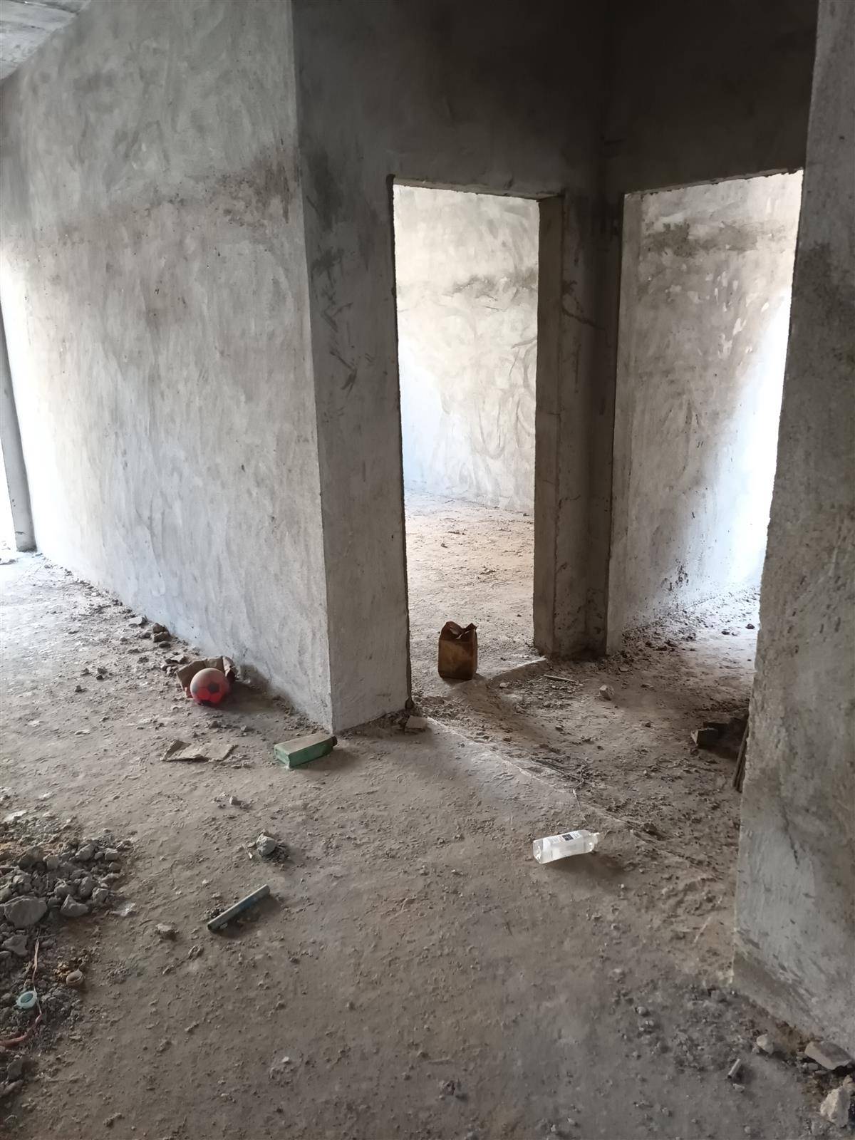 降价出售，何大湾自建房毛坯，两节半三层450平，东南朝向，老证在手，有钥匙可看房，售58万。