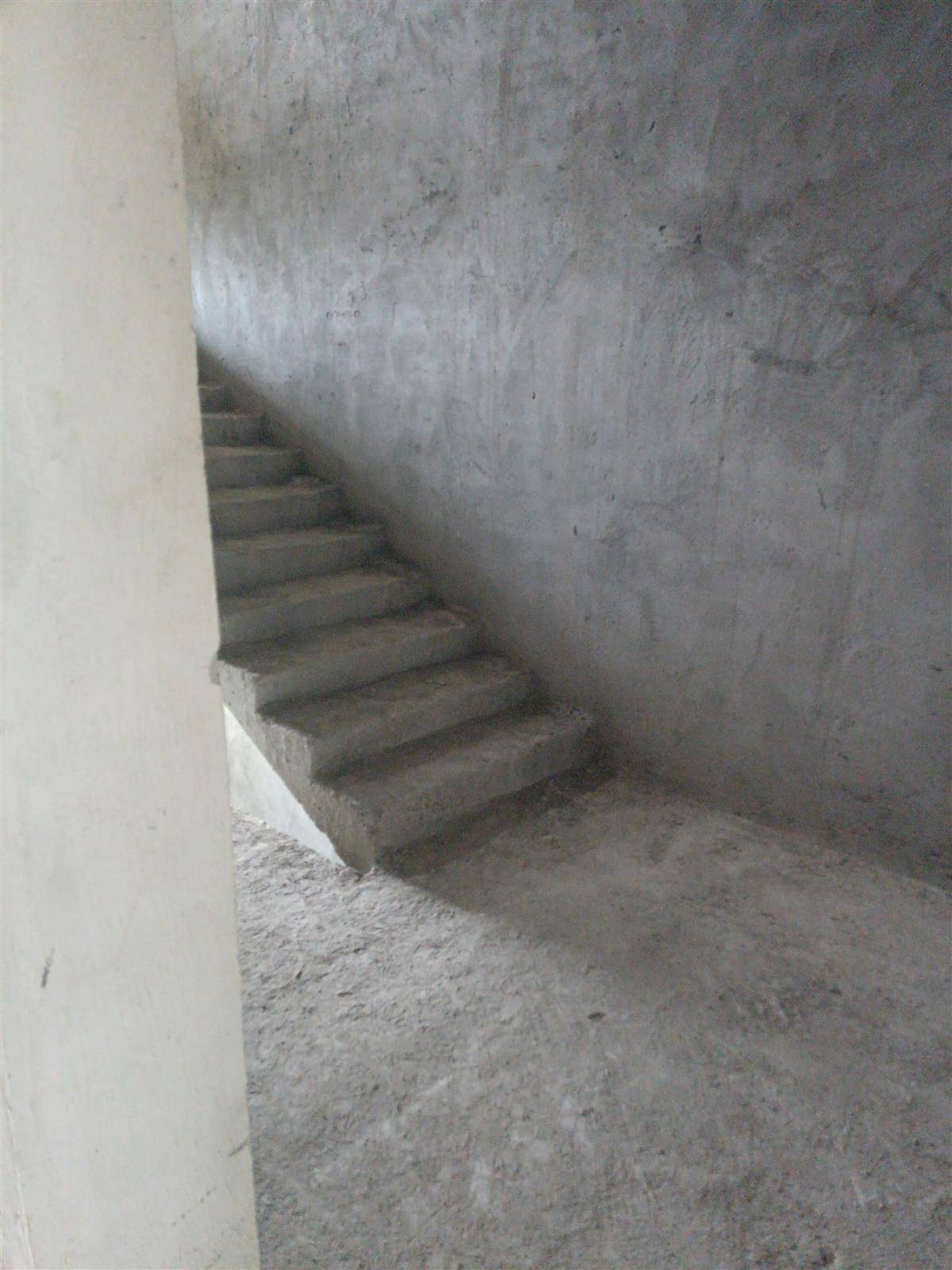 付贩附近自建房，2列半三层带地下车库，浇灌结构，带100平后院，进出方便，售价120万