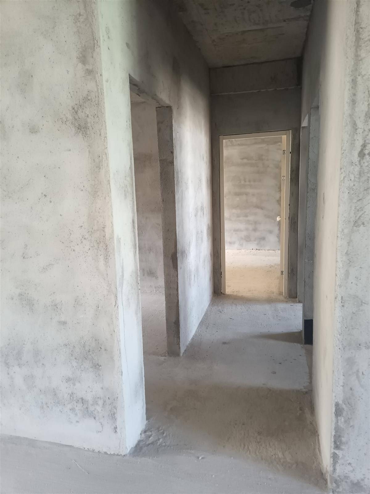 嘉华智慧城，边套毛坯122.73平，三房两厅两卫双阳台，证满两年支持按揭，52万，好楼层。出行方便，交通便利。