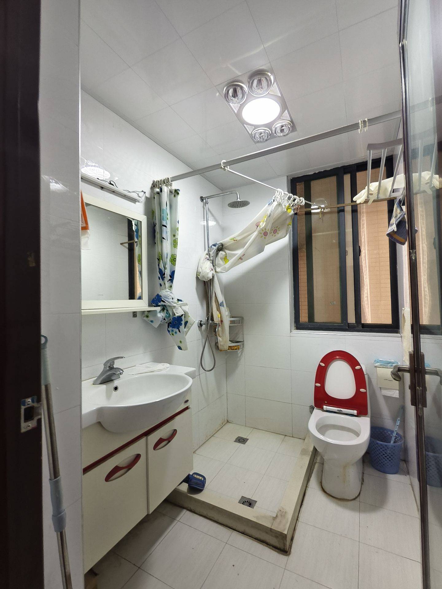 万豪郦晶园2房，2室2厅1卫100平，中等好楼层，中等装修。证满5年。售33万。