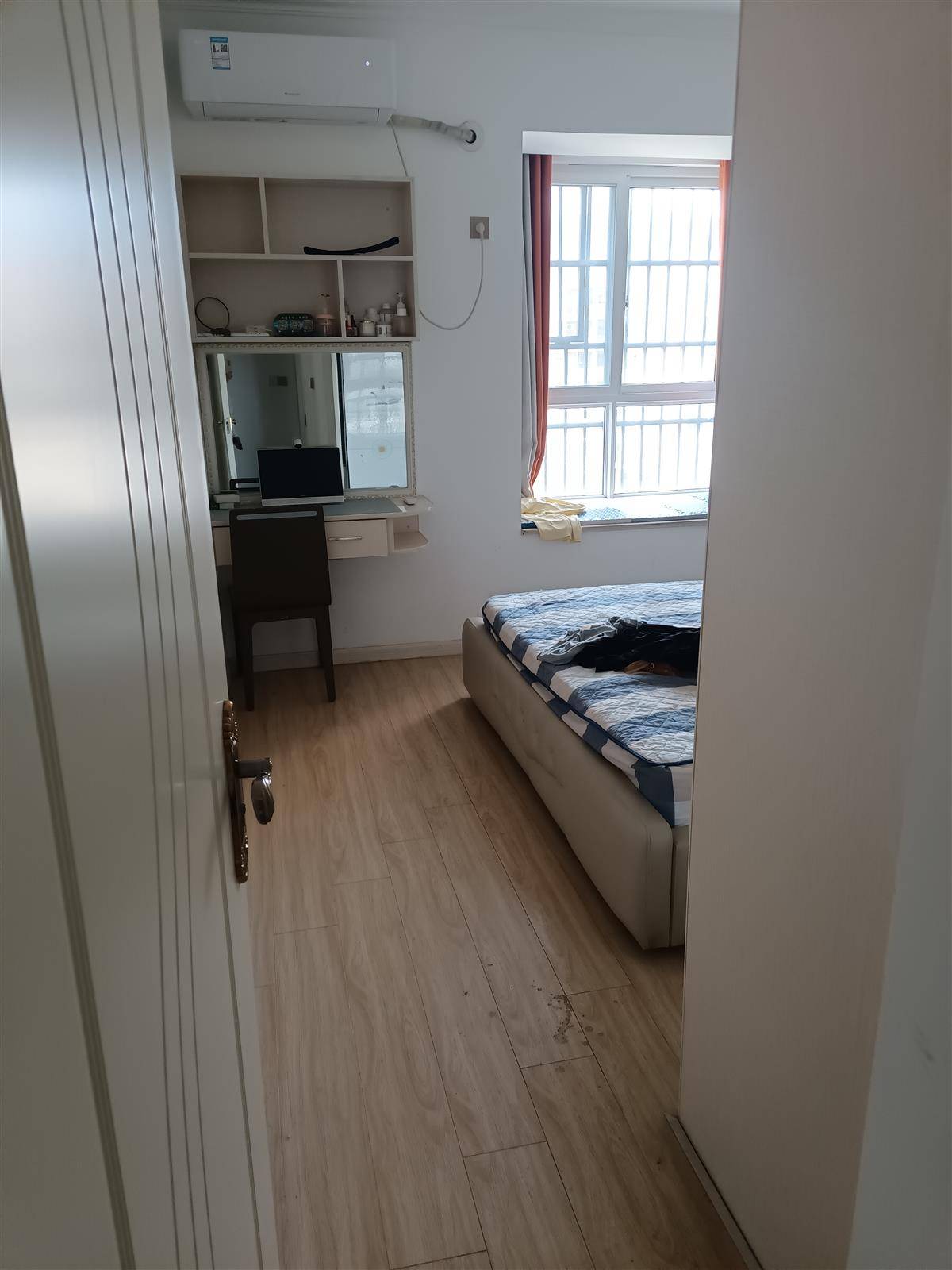 捡漏王，晶帝学府房，3房2厅1卫109平，好楼层，大阳台精装拎包入住，证满两年支持按揭，售价56万。