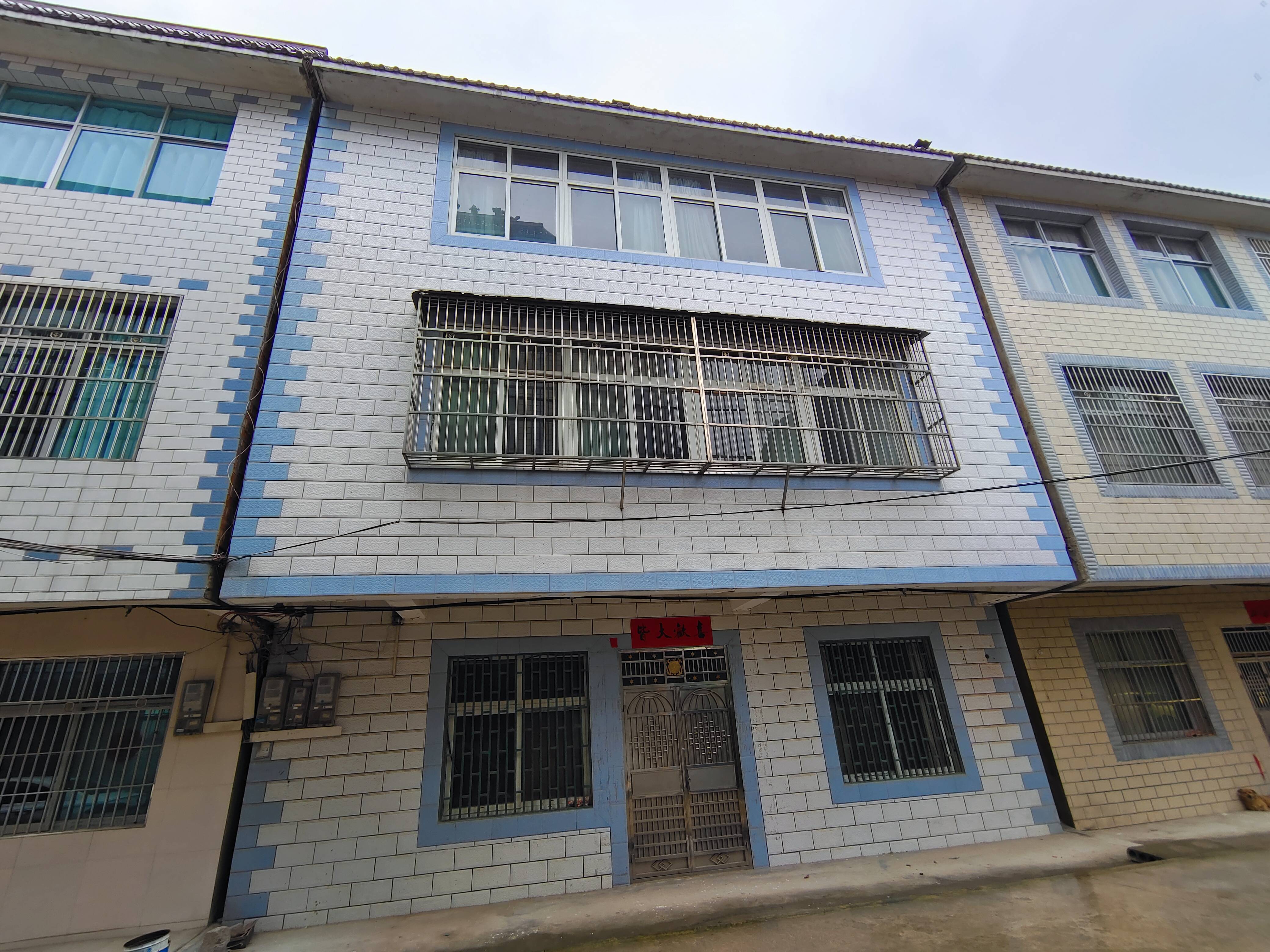 吴庄高桥小区自建房2列半3层，374平，屋内简装。带后院，厨房另外做的。门口路宽好走。有房产证。出行非常方便，售65万。