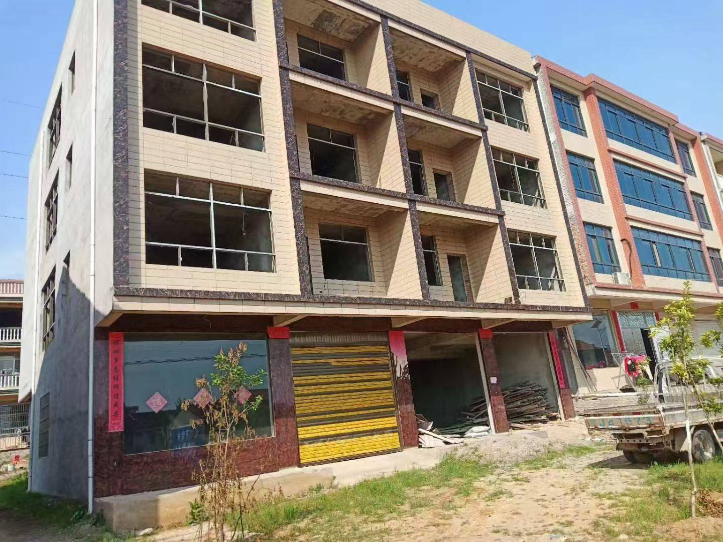 新交警大队附近武穴大道路边第yi排