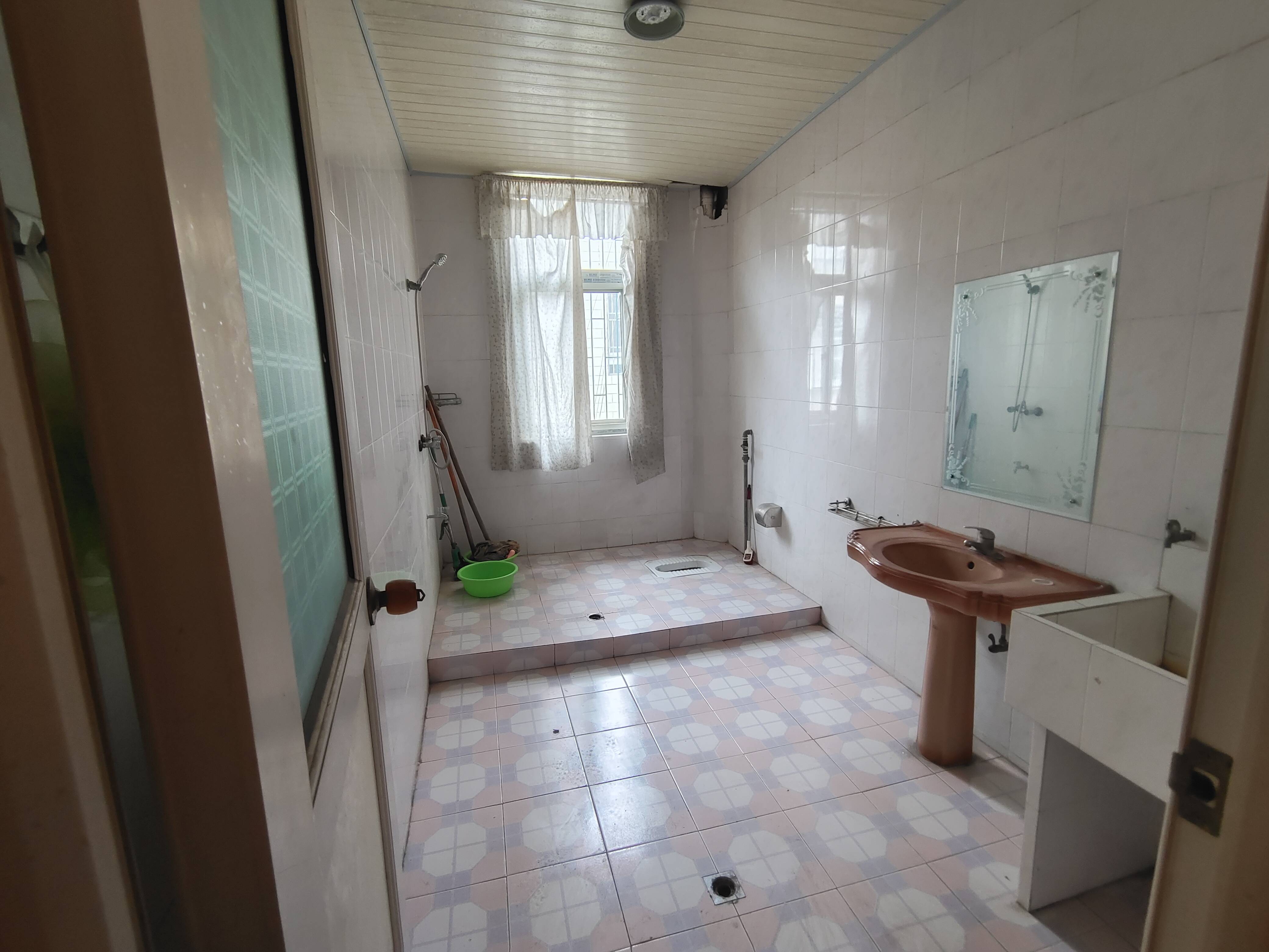 吴庄高桥小区自建房2列半3层，374平，屋内简装。带后院，厨房另外做的。门口路宽好走。有房产证。出行非常方便，售65万。