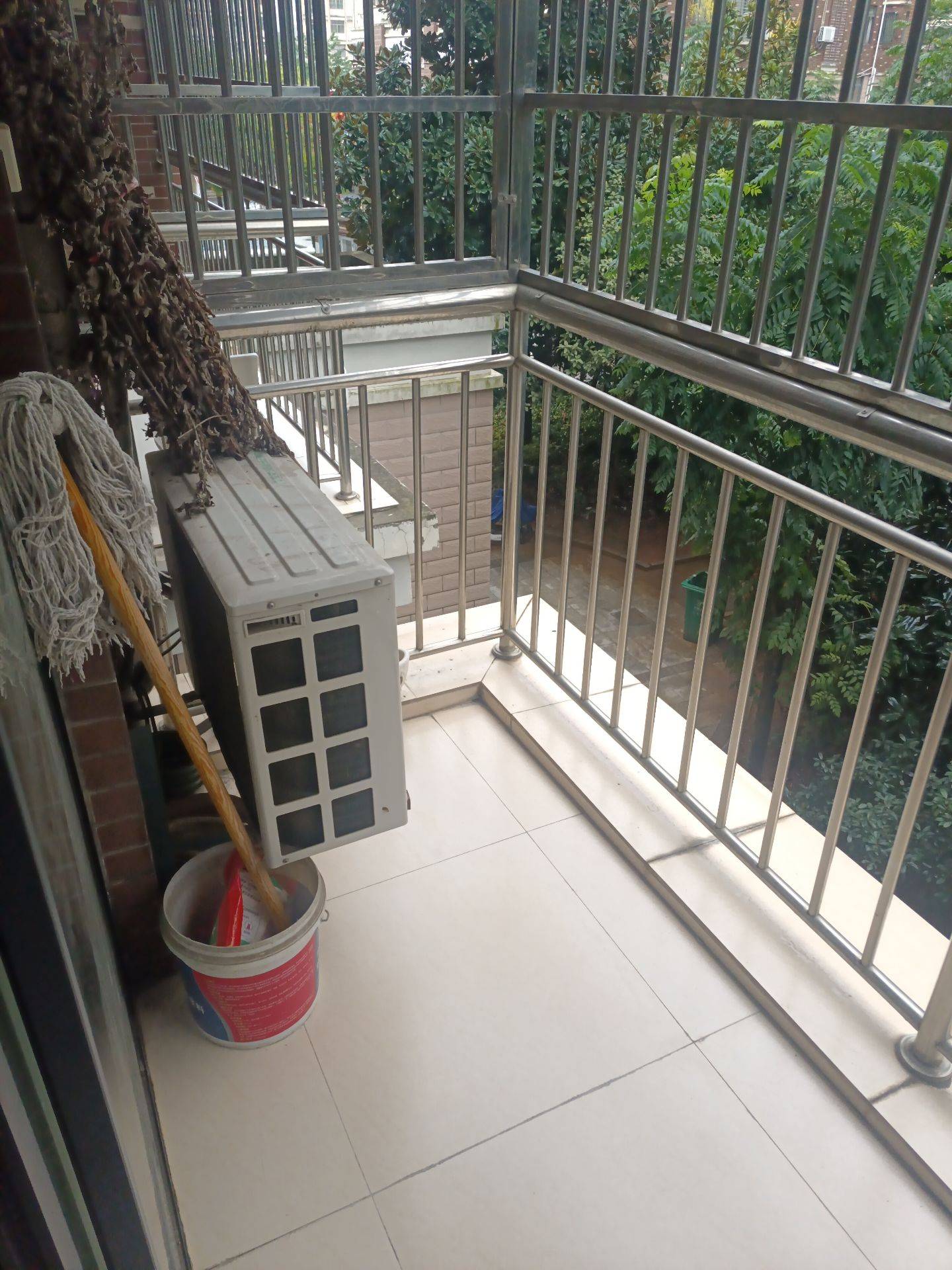 美景新城步梯房,精装2房92.56平，好楼层，拎包入住，证满五年支持按揭，售价34万。出行方便。