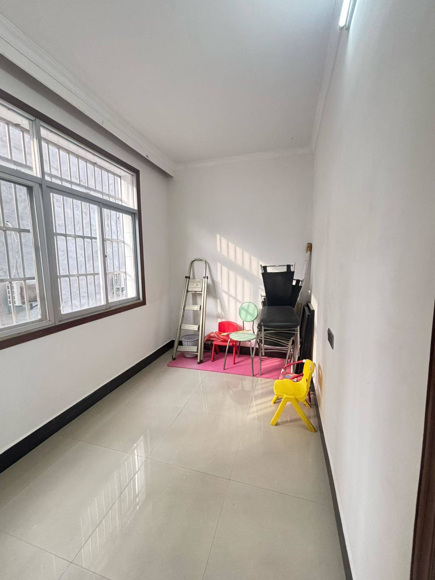 二路县委附近，三室两厅一卫，134平方，好楼层，房子保养的很好，有证可按揭，售价：25.8万包过户。