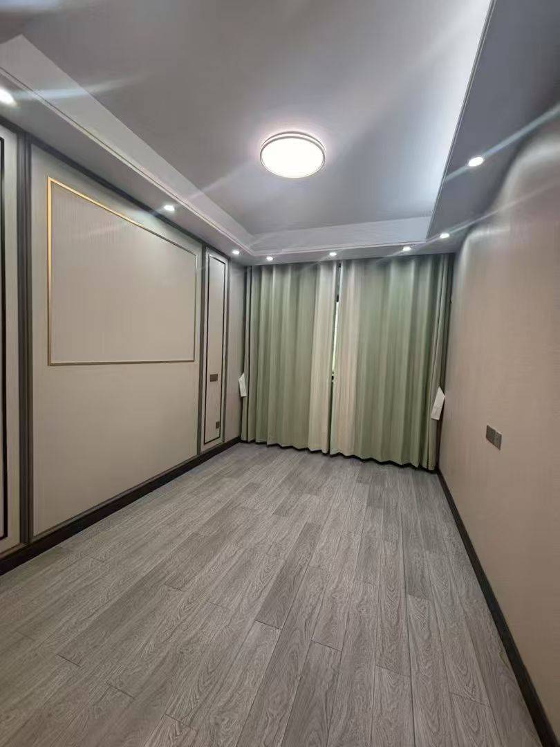 香榭水岸，三室两厅两卫双阳台，精装修未入住，130.28平方，证满两年，支持按揭，售价：63.8万。