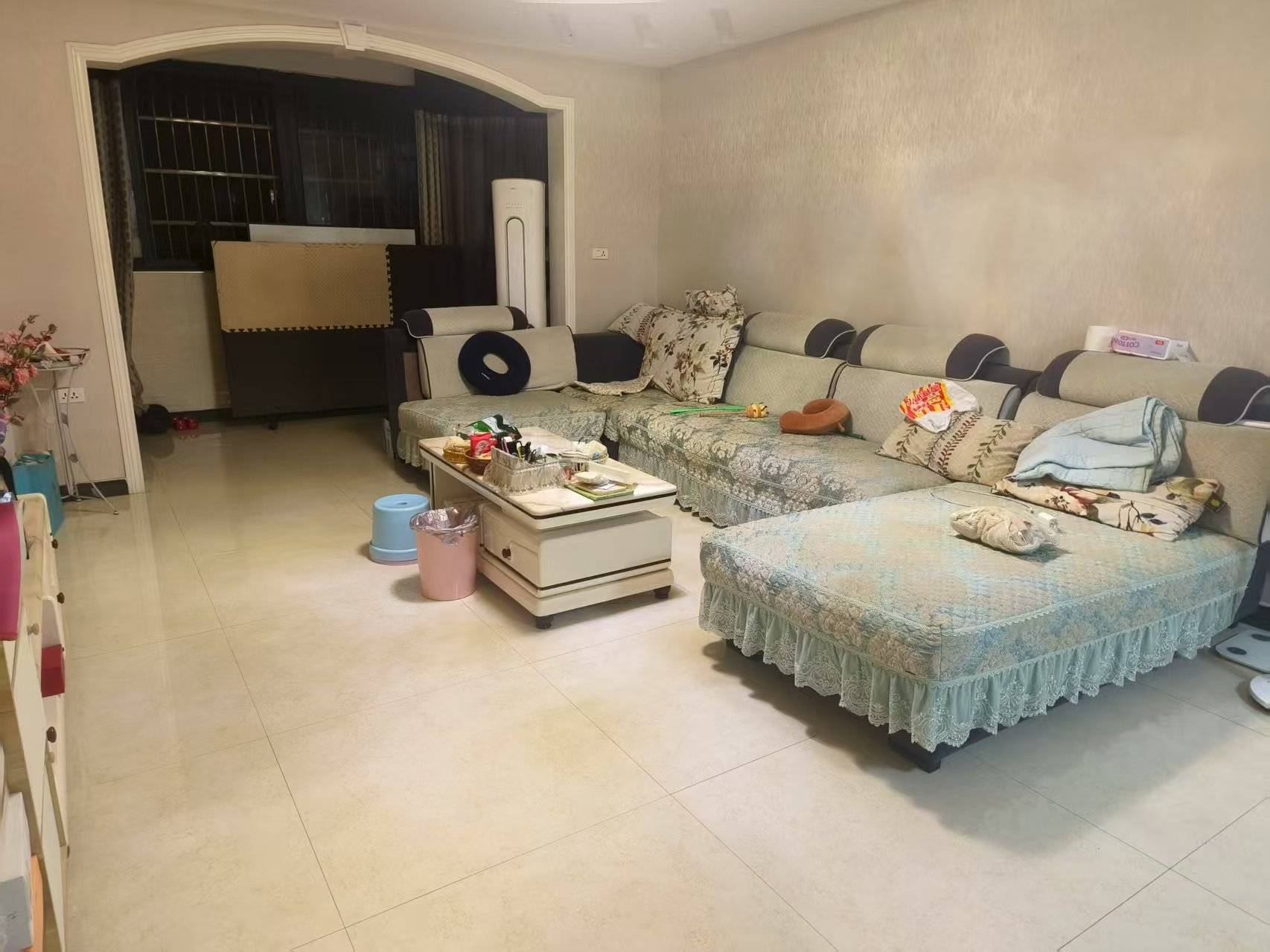 美景新城步梯房,精装2房92.56平，好楼层，拎包入住，证满五年支持按揭，售价34万。出行方便。