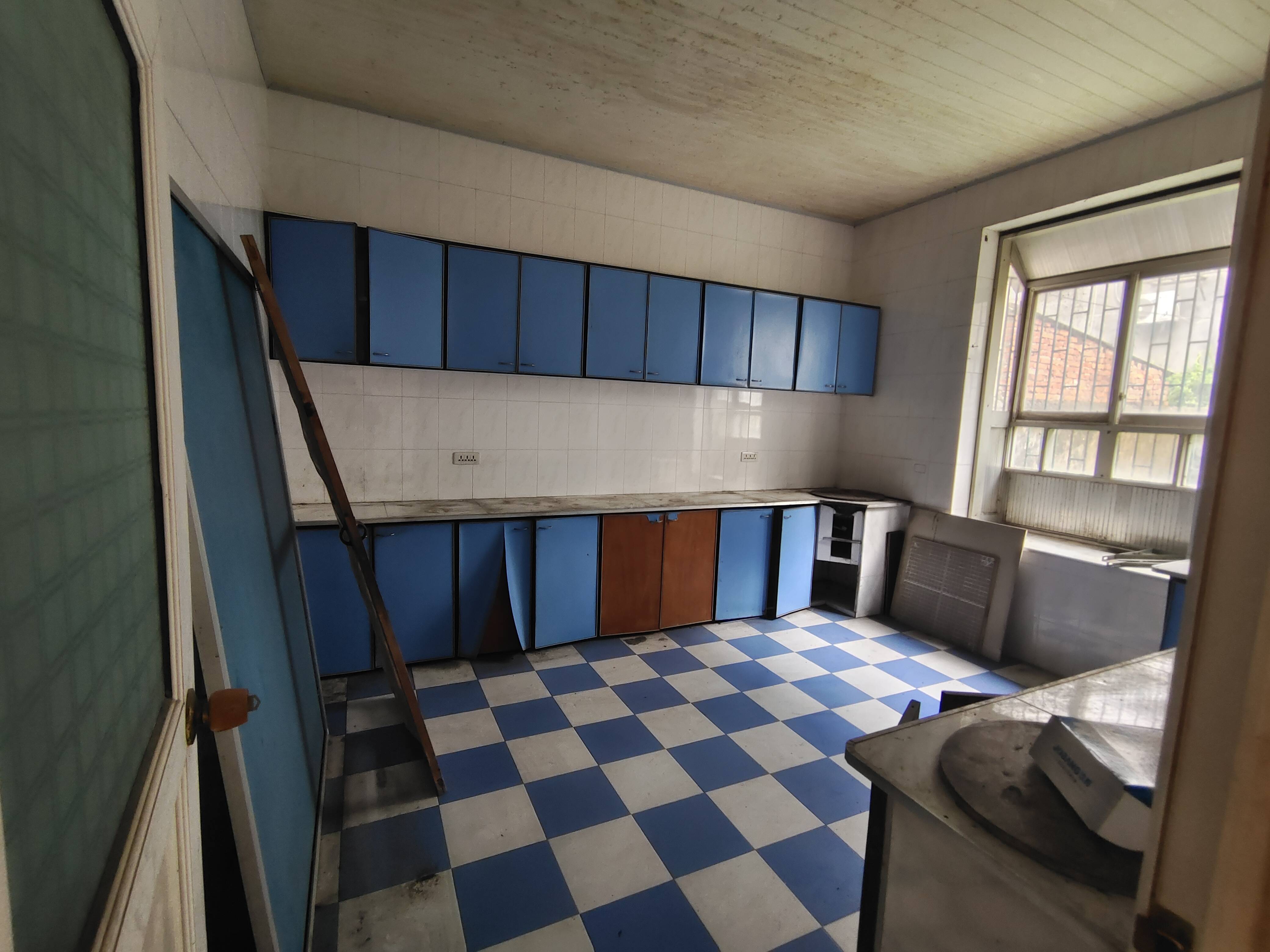 吴庄高桥小区自建房2列半3层，374平，屋内简装。带后院，厨房另外做的。门口路宽好走。有房产证。出行非常方便，售65万。