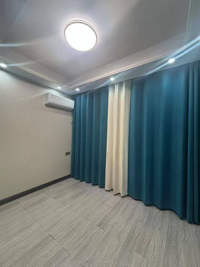 香榭水岸，三室两厅两卫双阳台，精装修未入住，130.28平方，证满两年，支持按揭，售价：63.8万。