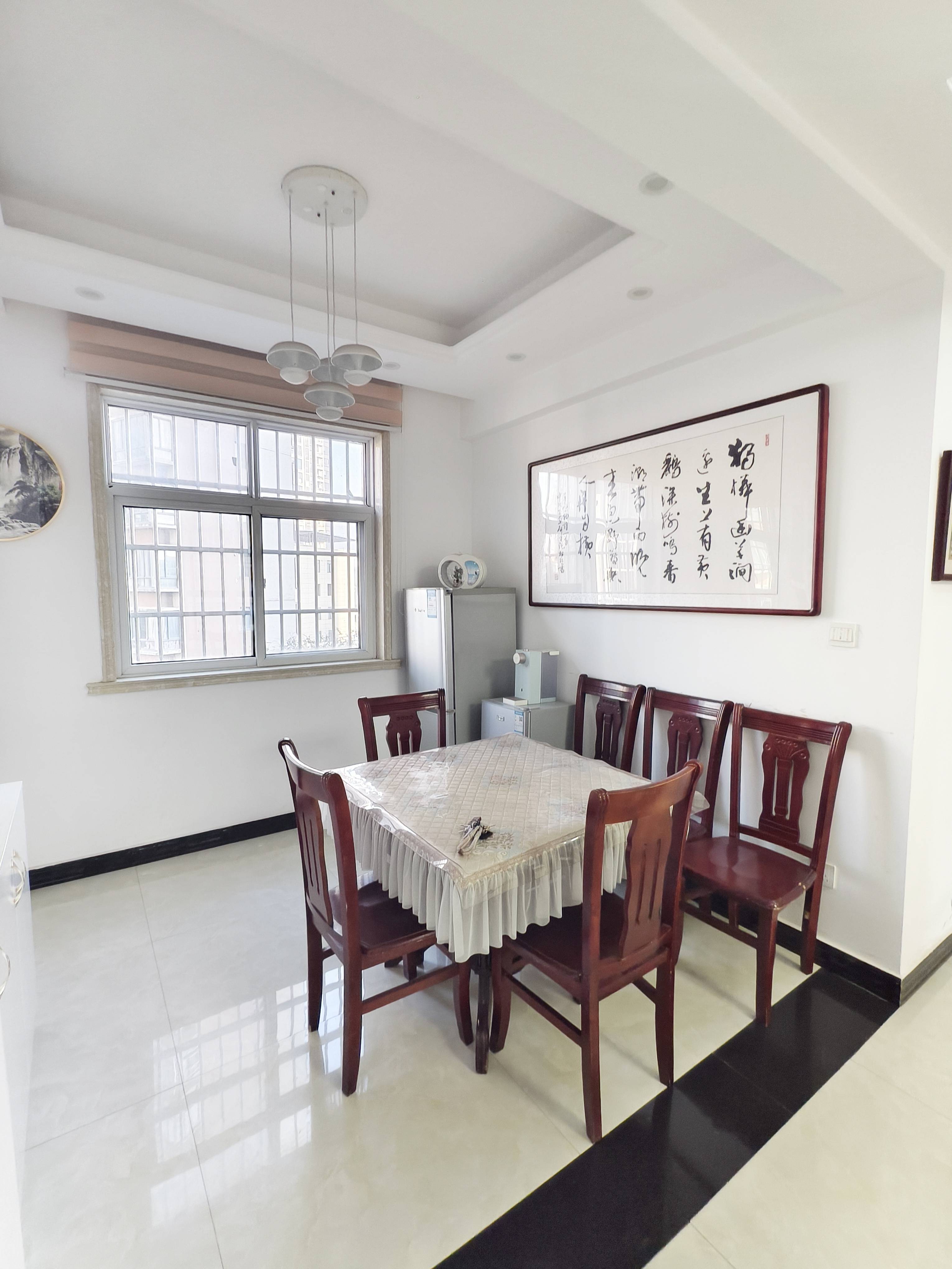 降价急售城市新居，三房两厅两卫，115平，精装拎包入住，证满二年支持按揭，43万。屋内干净整洁保养好。